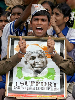 Anhänger des indischen Gurus Anna Hazare mit Transparent und Handschellen bei einer Demonstration