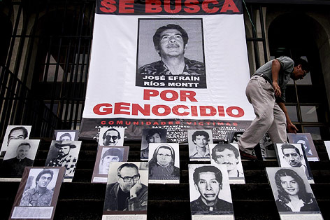 Protestplakate gegen Guatemalas Ex-Diktator Efrain Rios Montt