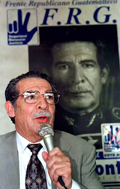 Guatemalas Ex-Diktator Efrain Rios Montt bei seiner Ansprache nach seiner Wiederwahl im Jahr 1996