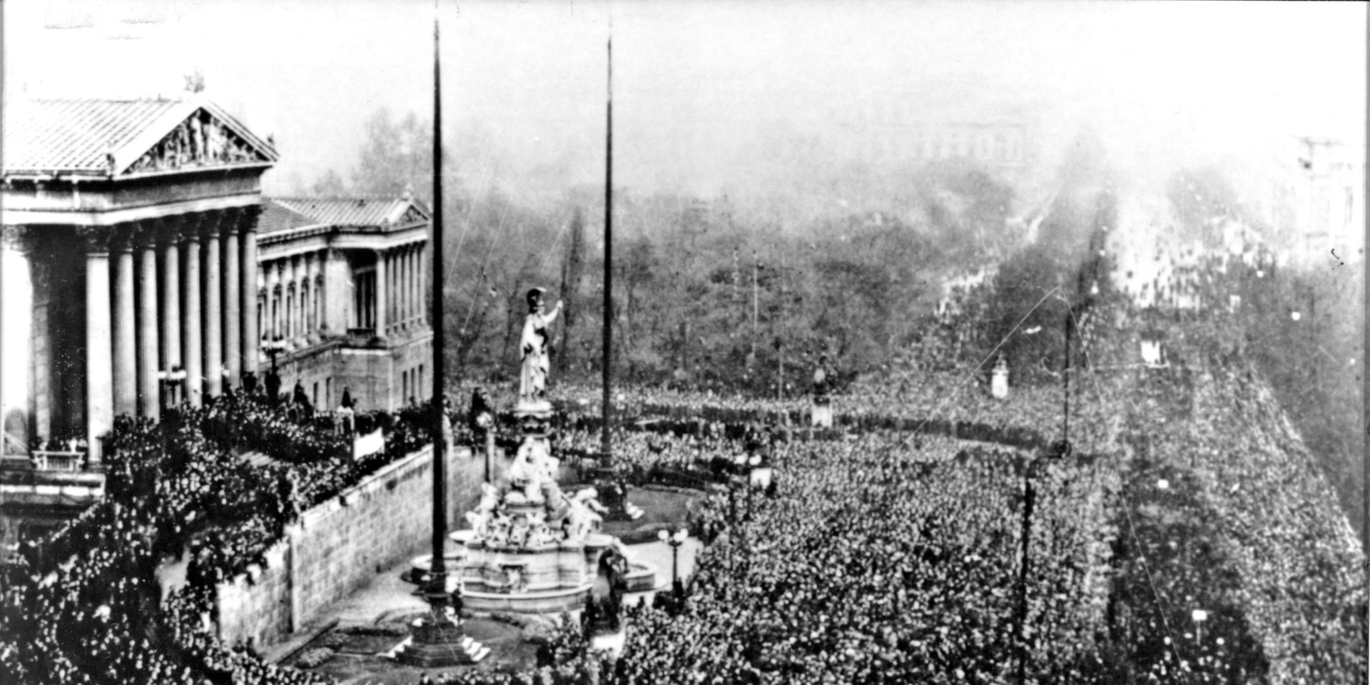 Menschenmenge vor dem österreichischen Parlament am 12.November 1918
